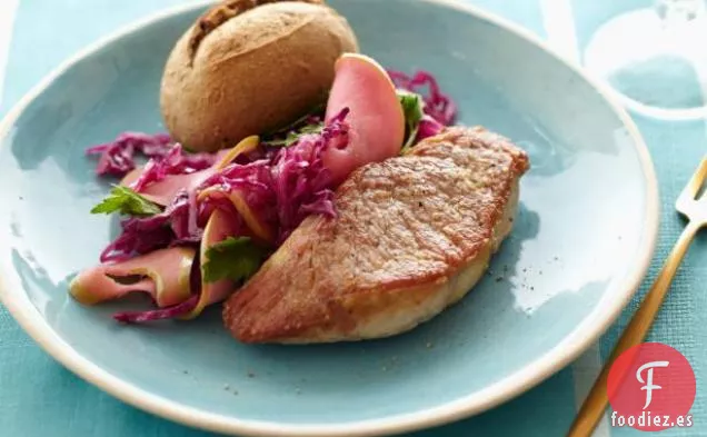 Filetes de Lomo de Cerdo con Repollo Marchito y Manzanas