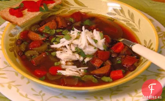 Sopa de Frijoles Negros con Cangrejo y Salchicha Andouille