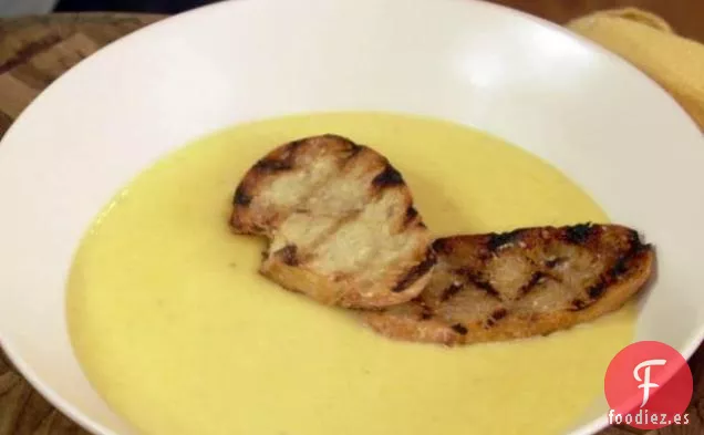 Sopa de Queso de Cerveza con Crostini de Mantequilla de Ajo