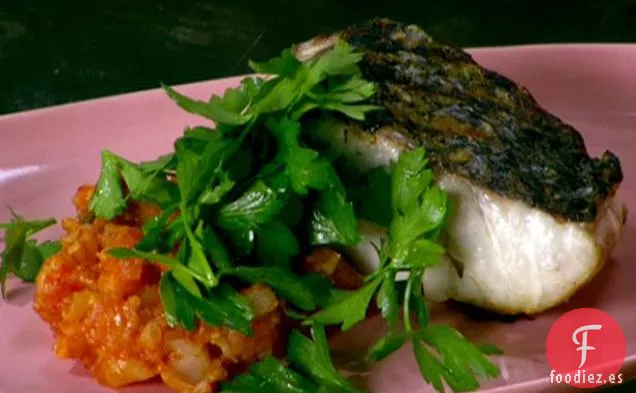 Lubina Rayada a la Parrilla con Coliflor y Tomates con Moras y Aceitunas Negras con Ensalada de Perejil