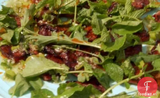 Costillas Marinadas con Cebolleta a la Parrilla y Ensalada de Menta