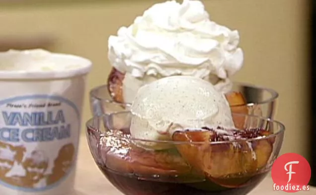 Melocotones Escalfados con Vino y Helado