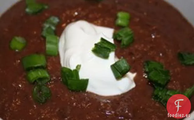 Sopa de Frijoles Negros y Salsa