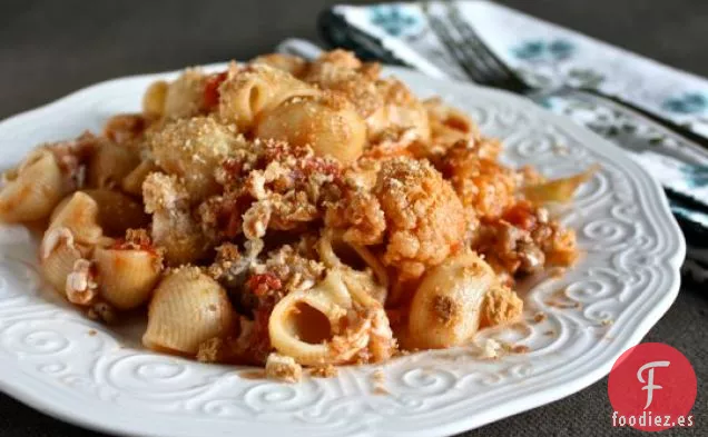 Pasta Con Coliflor, Salchichas y Pan Rallado