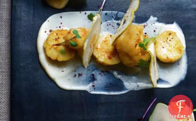 Vieiras Cocidas En Sartén Con Coliflor, Rábano Picante Y Manzana