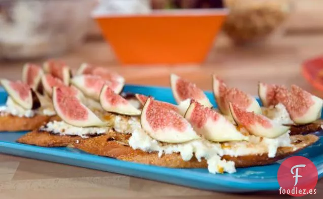 Crostini con Ricota Dulce, Miel y Avellanas Tostadas