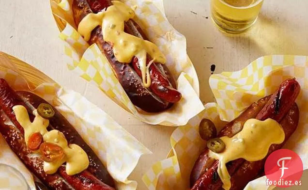 Bollos de Pretzel con Perros a la Parrilla y Salsa de Queso Picante
