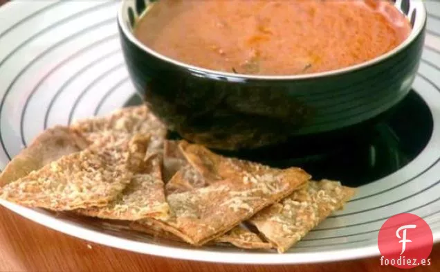 Chips de Lavash de Parmesano con Salsa Cremosa de Tomate y Albahaca