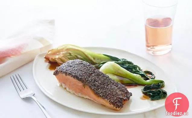 Salmón con Costra de Chía con Col China de Soja