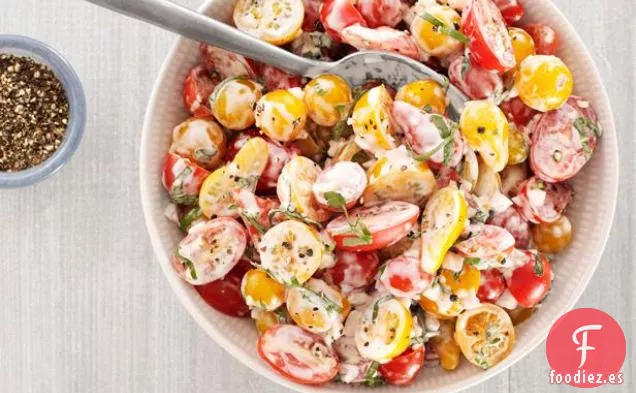 Ensalada De Tomate Cherry Con Aderezo De Suero De Mantequilla Y Albahaca