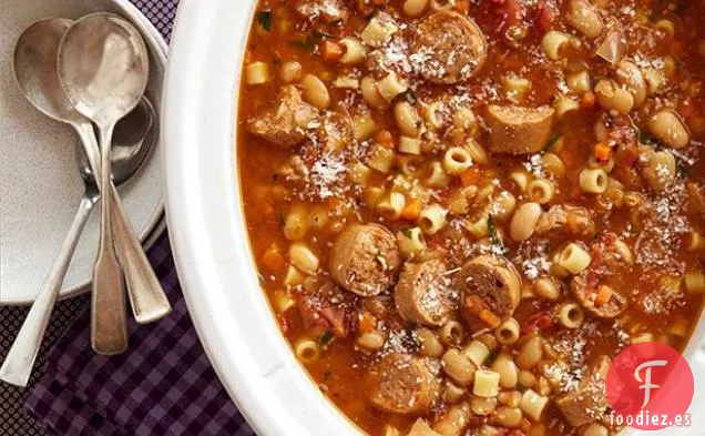 Estofado de Salchichas, Frijoles y Pasta