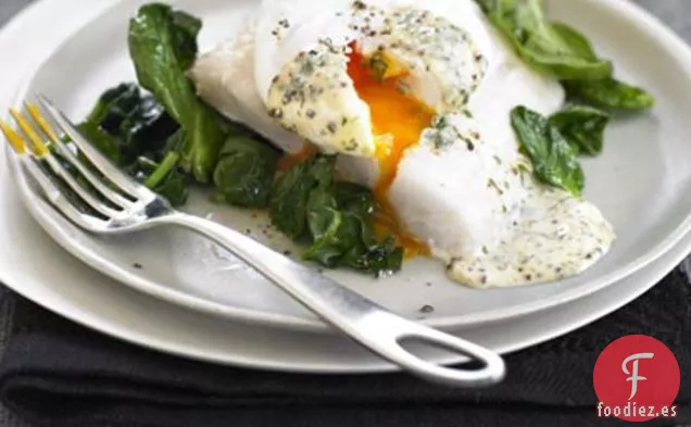 Eglefino Ahumado Con Huevo Escalfado Y Salsa De Mostaza