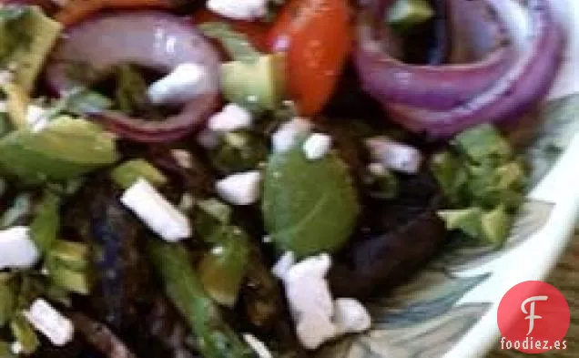 Excelentes Verduras Ahumadas a la Parrilla con Aguacate y Queso de Cabra Desmenuzado