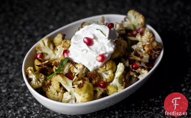 Coliflor Asada Con Semillas De Comino Y Yogur, Menta Y Granada