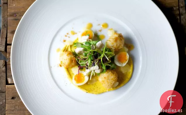 Kedgeree De Eglefino Ahumado, Huevos De Codorniz Y Mayonesa Al Curry