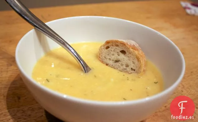Sopa de coliflor y queso cheddar