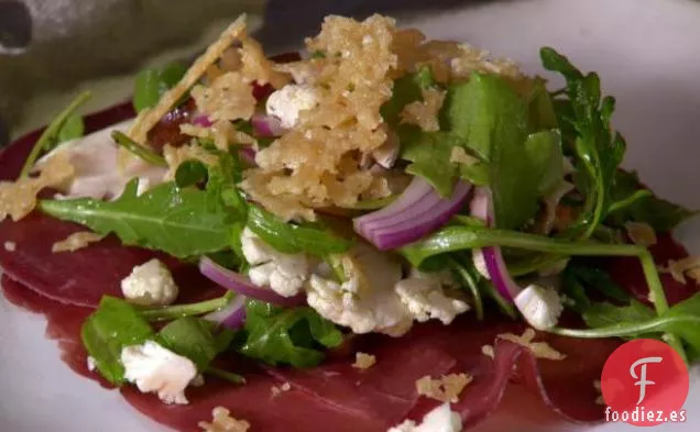 Ensalada de Braesola y Champiñones y Coliflor Ligeramente Encurtidos con Parmesano Crujiente