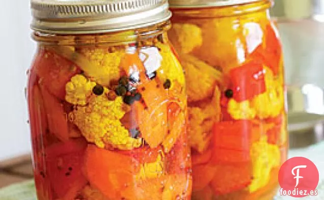 Coliflor En Escabeche Con Zanahorias y Pimiento Rojo