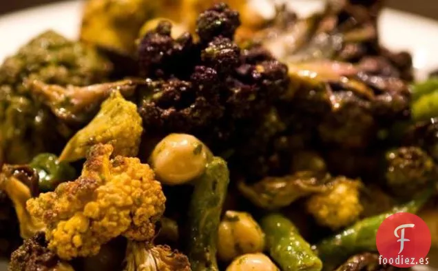 Ensalada De Coliflor Asada Con Judías Verdes, Garbanzos y Charmo