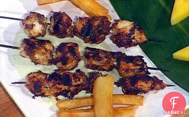 Reggae de Bob Marley: Pinchos de Pechuga de Pollo Marinados Jerk, A la Parrilla y Servidos con Salsa Cremosa de Pepino y Papas Fritas de Yuca