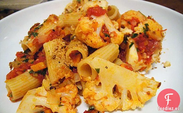 Cocina el Libro: Rigatoni con Coliflor, Pecorino, Pimiento Picante y Migas de Pan