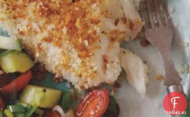 Pescado Cubierto de Panko con Ensalada Griega Fácil