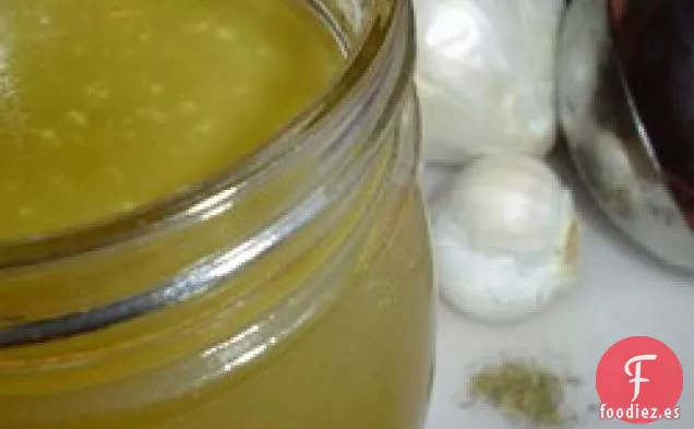 Caldo de pollo en una olla de cocción lenta