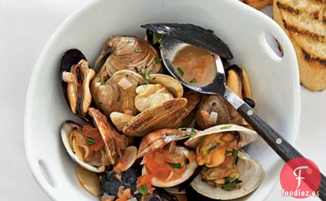 Mejillones Ahumados y Almejas con Caldo de Vino Blanco
