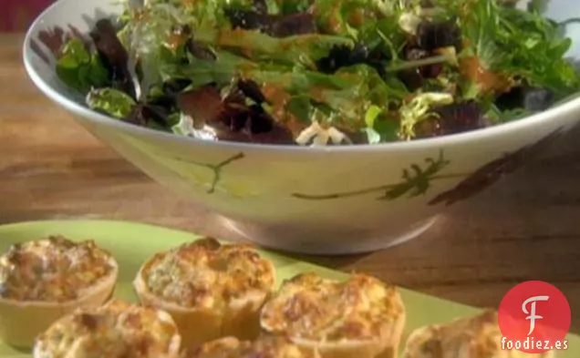 Cuencos de Ricotta al Horno con Pollo y Parmesano y una Ensalada Verde Mixta con Vinagreta de Tomate y Albahaca