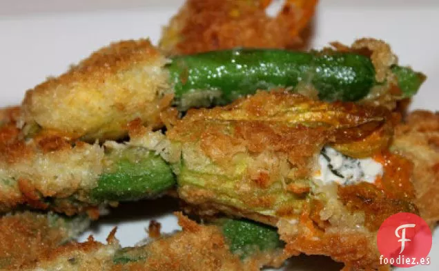 Flores De Calabaza Con Costra De Panko Con Queso Feta Y Piñones