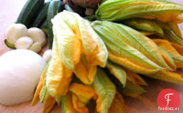 Risotto Con Flores De Calabaza Frescas Del Mercado De Agricultores Y Calabacín Para Bebés