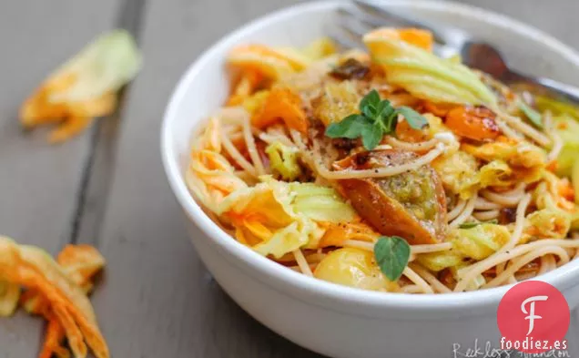 Espaguetis De Verano De Tomate Asado Con Flores De Calabaza