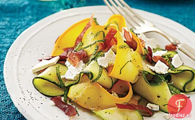 Ensalada de Calabaza de Verano Afeitada con Patatas Fritas de Jamón