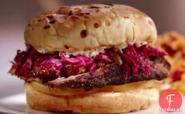 Sándwich de Carne Judía con Mozzarella Ahumada y Repollo Rojo