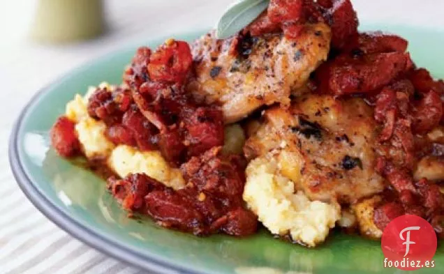 Pollo con Jamón y Tomates Sobre Polenta
