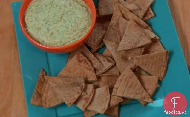 Dip de Frijoles Blancos y Cilantro con Chips de Pita Tostados