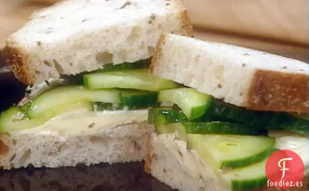 Pepinillos Rápidos con Pan de Centeno y Queso