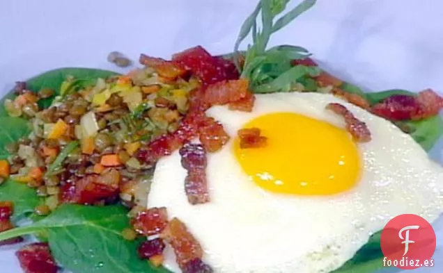 Huevos Fritos sobre Ensalada de Lentejas Calientes con Lardons
