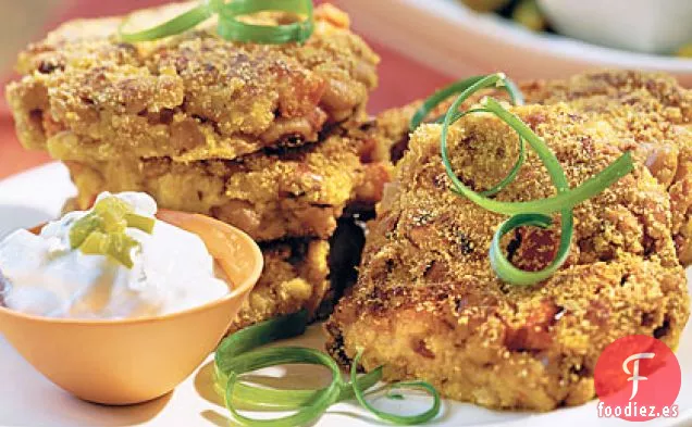 Pasteles De Pan De Maíz De Guisantes De Ojos Negros Con Crema Agria De Jalapeño