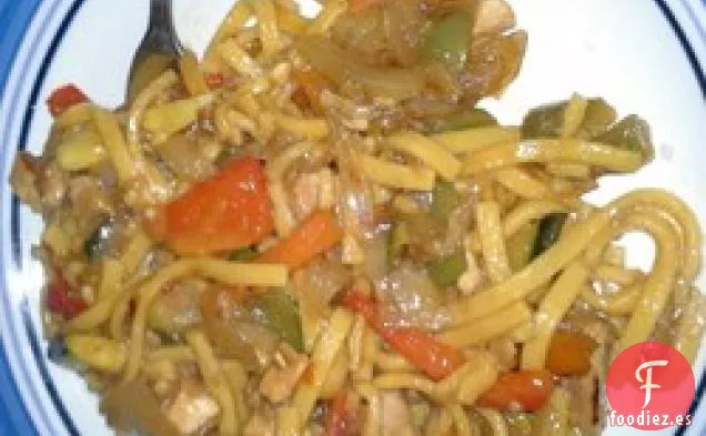 Chow Mein de pollo (Al estilo de las Indias Occidentales)