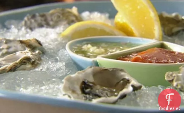 Ostras Crudas en la Mitad de la Cáscara con Mignonette de Pepino