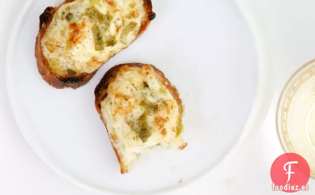 Tostadas de Parmesano con Cebolla y Hierbas