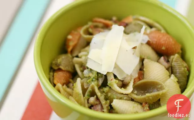Pasta Con Cáscara Con Pesto De Ajo, Tocino Y Guisantes De Ojos Negros