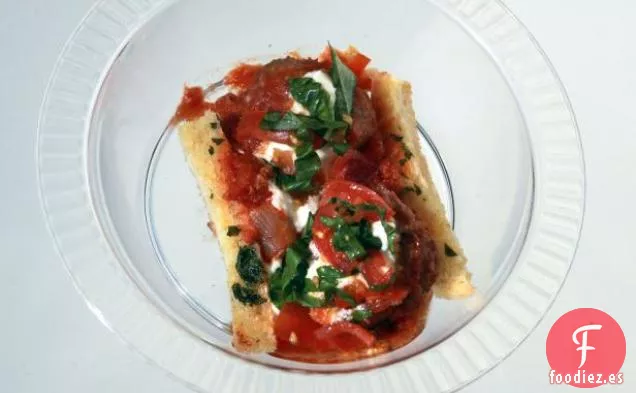 Albóndigas con Salsa de Domingo, Ricota Batida y Ensalada de Tomate 