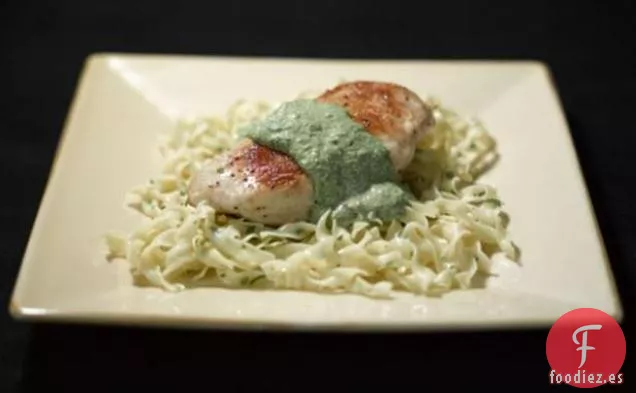 Pollo con Pesto de Alcachofa y Col Rizada Estofada con Frijoles Rosados y Jamón