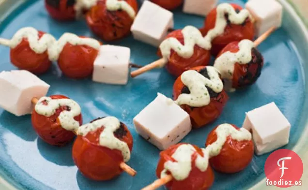 Brochetas de Tomate Cherry a la Parrilla con Aderezo de Albahaca