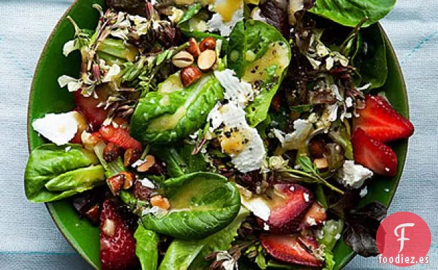 Lechugas Infantiles con Queso Feta, Fresas y Almendras