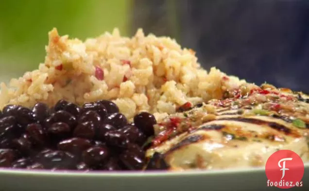 Pollo Marinado con Salsa y Arroz Mexicano