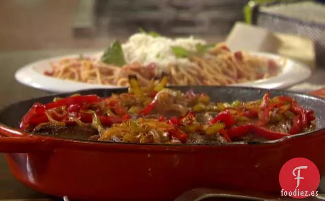 Chuletas de Cerdo Cubiertas con Pimientos y Cebollas
