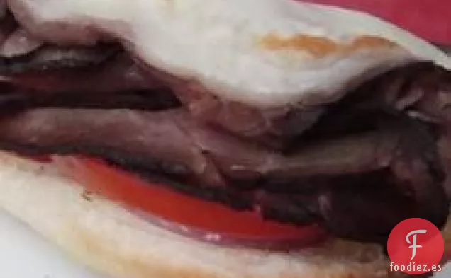 Sándwich de Carne Asada A La Parrilla con Cara Abierta
